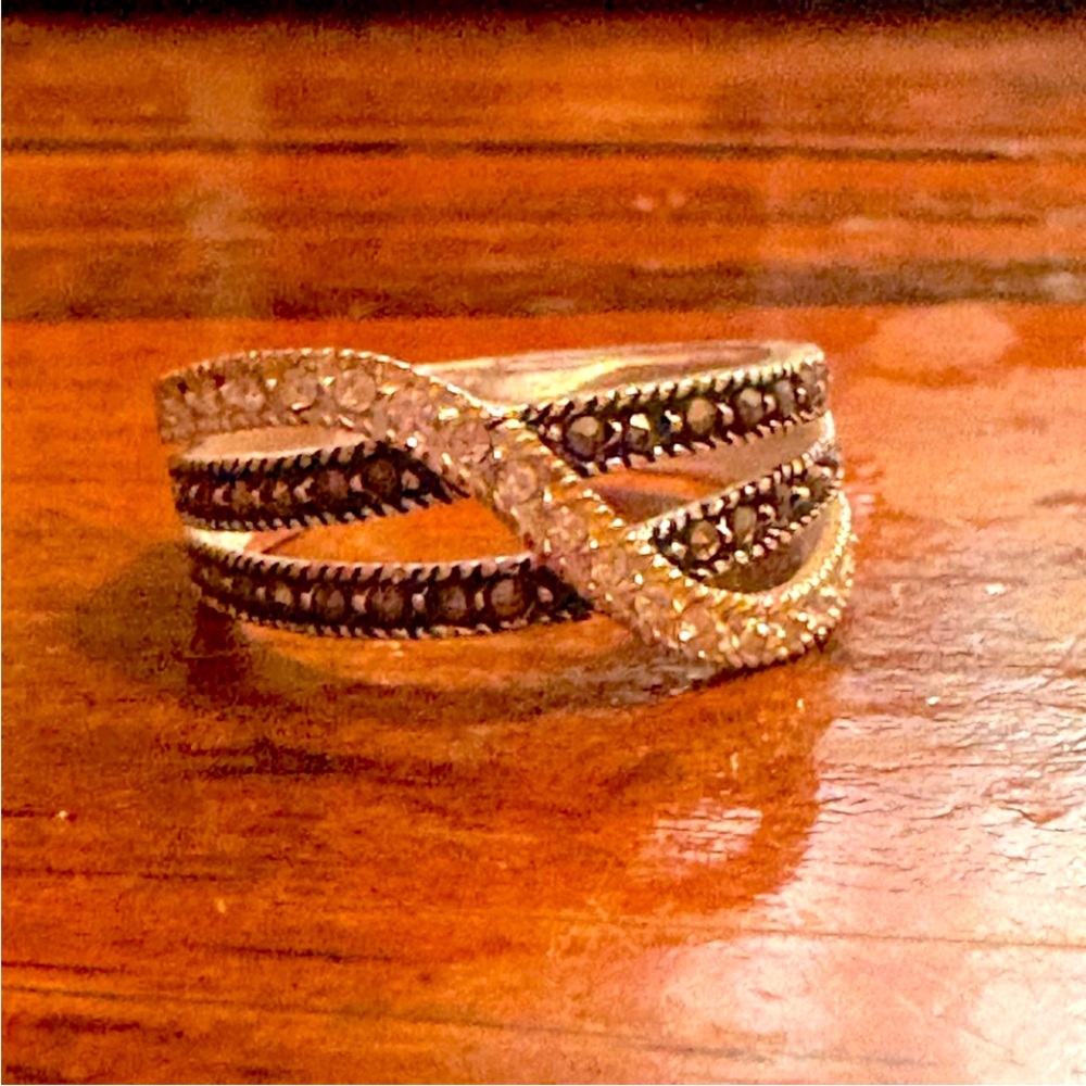 Elegant Silver and Black Women's Ring